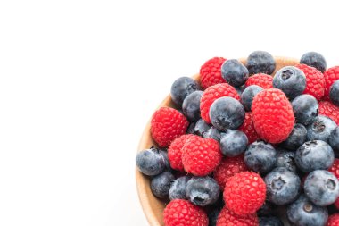 taze yaban mersini ve rasberry beyaz