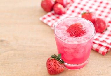 taze çilek smoothie 