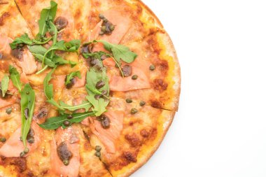 füme somon pizza beyaz arka plan üzerinde izole 