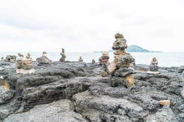 taş Hyeopjae Plajı, Jeju Adası'nda bazaltik buzlu kule