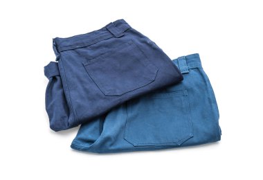 beyaz üzerine kısa pantolon