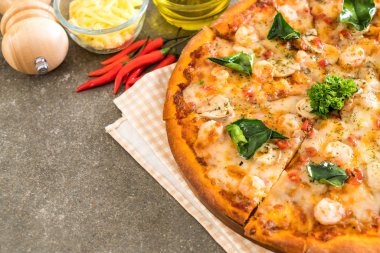 Baharatlı karides (Tom Yum) pizza