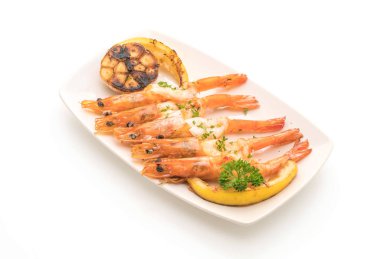 Sarımsaklı ve limonlu kızarmış karides.