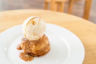 vanilyalı dondurma ve karamel soslu çıtır börek