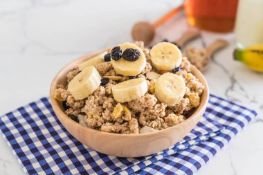 Granola muz, Kuru üzüm ve süt ile 