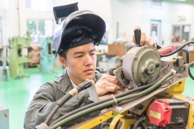 Elektrik mühendisi bir robot makine ile çalışma