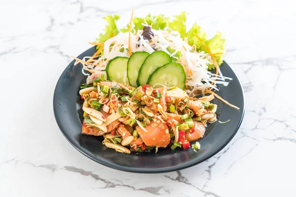 Frischer Lachs roh würziger Salat — Stockfoto