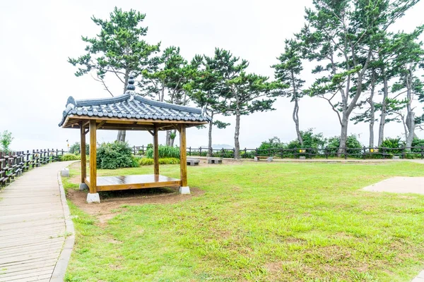 Koreanischer pavillon im jeju-do oedolgae rock park in jeju island — Stockfoto