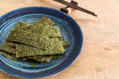 plaka üzerinde kurutulmuş yosun