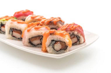 karışık suşi rulo ile baharatlı sos - Japon gıda tarzı