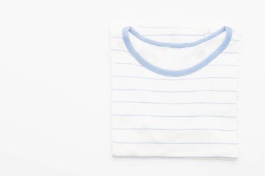 gömlek. beyaz üzerine katlanmış t-shirt 