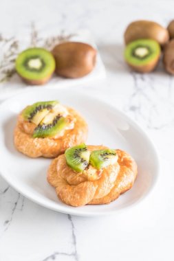 kivi tart plaka üzerinde