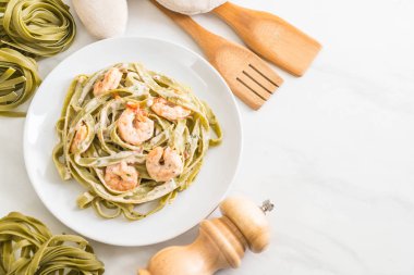 Karidesli ıspanak fettuccini makarna