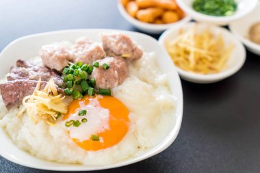 domuz eti ve yumurta ile pirinç lapası