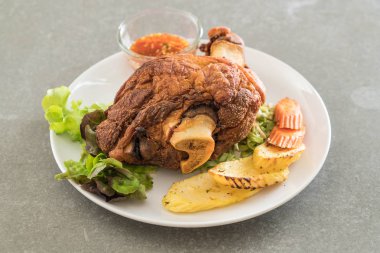 Gevrek domuz knuckle veya Alman domuz Hocks