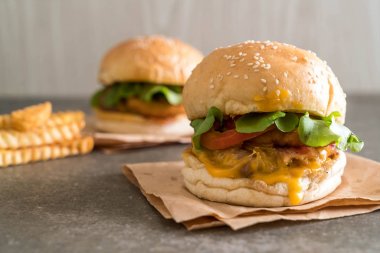 Ev yapımı taze lezzetli burger Close-Up 