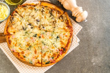  Ispanaklı ve mantarlı pizza