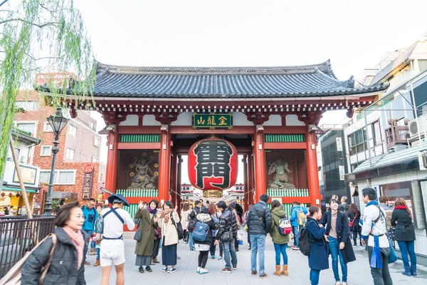 TOKIO-NOV 28: Multitud de personas en el templo budista Sensoji en Tokio — Foto de Stock