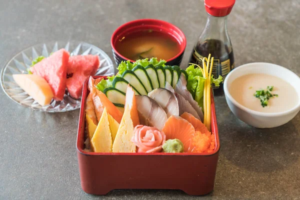 Pirinç bento kutusunda Ham taze sashimi