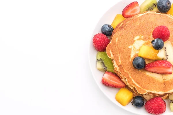 Pancake dengan buah campur (strawberry, blueberry, raspberry, m — Stok Foto