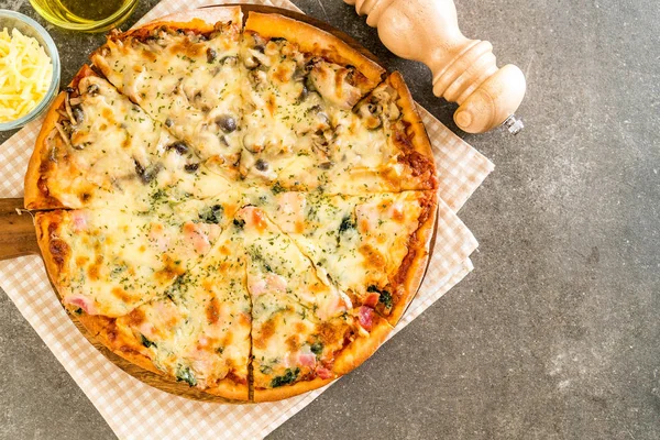  Ispanaklı ve mantarlı pizza