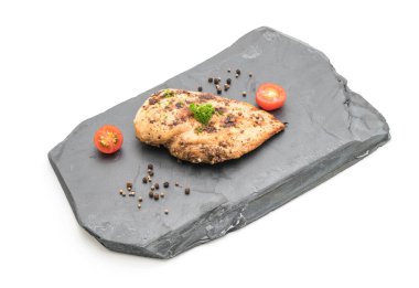 Kayrak plaka üzerinde ızgara tavuk fileto