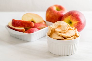 Kurutulmuş elma cips