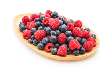 taze yaban mersini ve rasberry beyaz