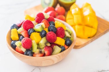 karışık taze meyve (çilek, ahududu, yaban mersini, kivi, mang
