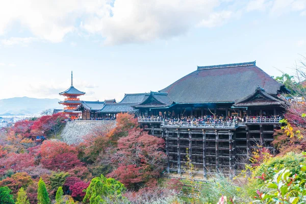 Templo Kiyomizu ou Kiyomizu-dera na temporada de autómatos em Kyoto . — Fotografia de Stock