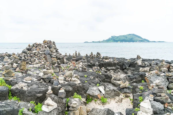 Torres de piedra sobre rocas basálticas en Hyeopjae Beach, isla de Jeju — Foto de Stock