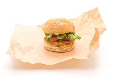 Ev yapımı taze lezzetli hamburger üzerinde beyaz backg izole Close-Up