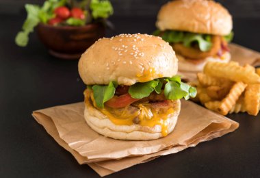 Ev yapımı taze lezzetli burger Close-Up 