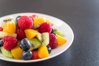 karışık taze meyve (çilek, ahududu, yaban mersini, kivi, mang