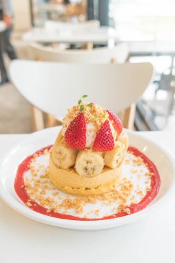 sıcak kek krem, çilek, muz ve tanımlama bilgisi ile harap 