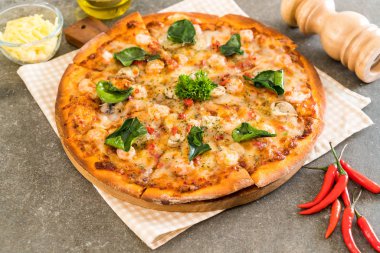 Baharatlı karides (Tom Yum) pizza