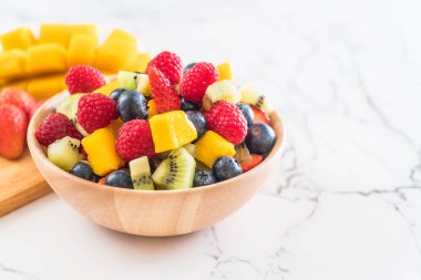 karışık taze meyve (çilek, ahududu, yaban mersini, kivi, mang