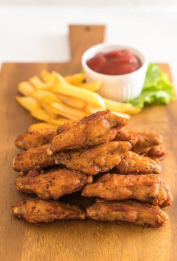 Kızarmış tavuk kanadı.