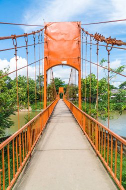Turuncu köprüden nehre Vang Vieng mağarada Jung, 