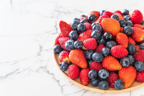 taze yaban mersini, çilek ve rasberry 