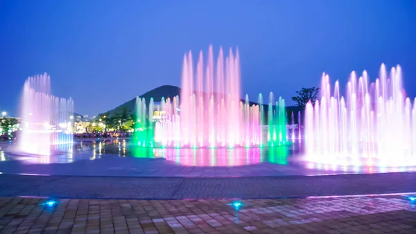 Espectáculo de fuente borrosa con iluminación en Dadaepo en Busan , — Foto de Stock