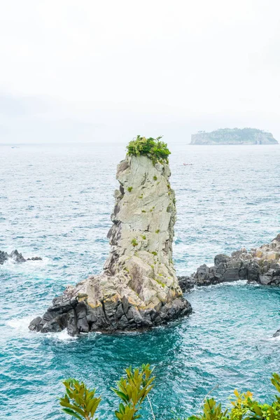 Jeju-do Oedolgae Rock (słynny pomnik przyrody) w Jeju Island, — Zdjęcie stockowe