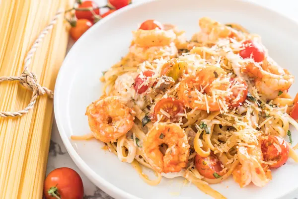 Spagetti karides, domates, fesleğen ve peynir ile 