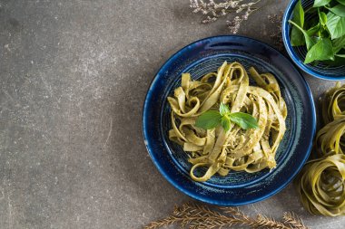 ıspanak fettuccine plaka üzerinde