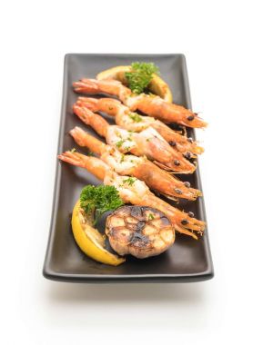 Sarımsaklı ve limonlu kızarmış karides.