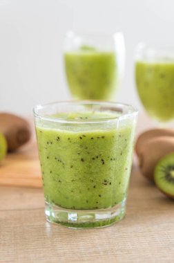 Sağlıklı taze kivi smoothie cam