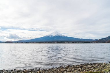 Japonya 'daki Kawaguchiko Gölü' nde Fuji Dağı..