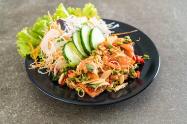 taze somon çiğ baharatlı salata