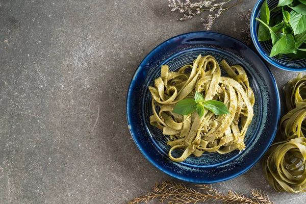 ıspanak fettuccine plaka üzerinde