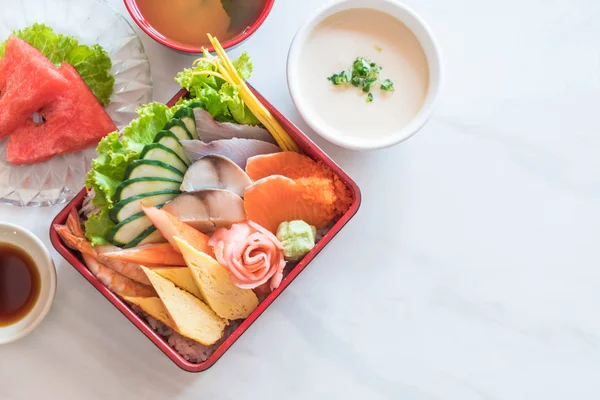 Pirinç bento kutusunda Ham taze sashimi